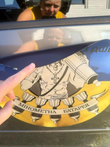 Магніт на авто з військовою символікою та власним дизайном 40×40 см